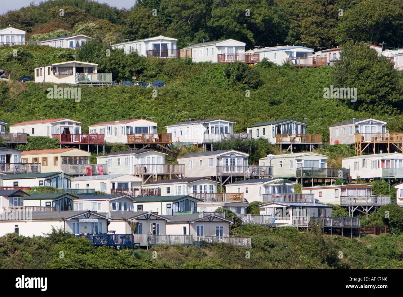 Terrazze affollate di una caravan park in Pembrokeshire Wales Foto Stock
