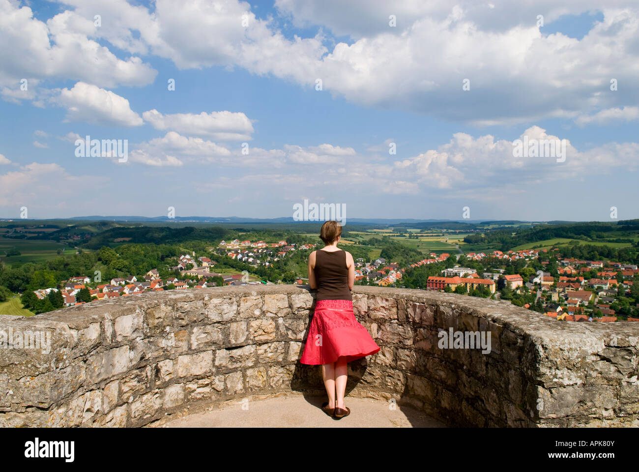 Unica donna affacciato sulla città bavarese di Kallmuenz dal muro di castello, Germania Foto Stock