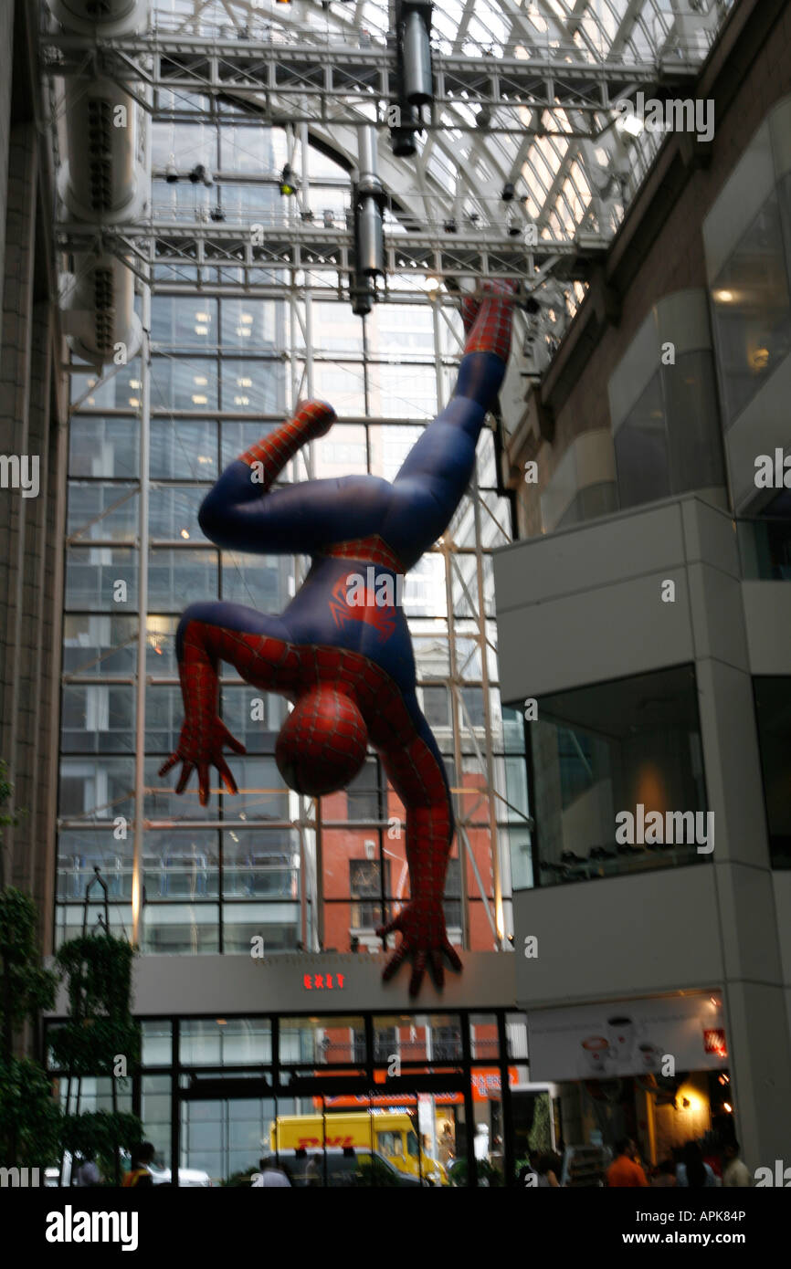 Spiderman è un carattere permanente nell'area pubblica del Sony Building di New York City. Foto Stock