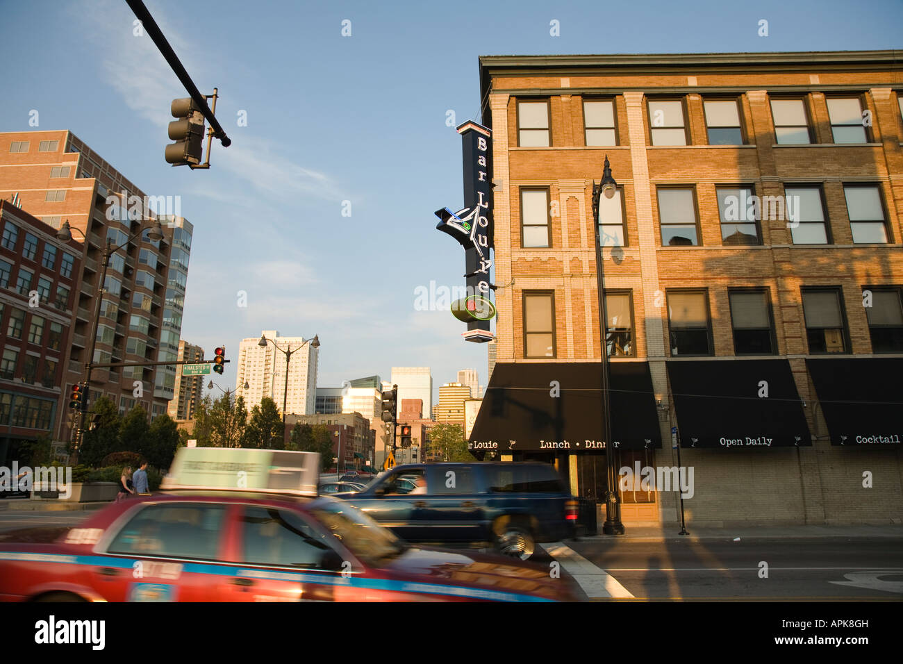 ILLINOIS Chicago insegna al neon per Bar Louie ristorante West Randolph Street il traffico Foto Stock