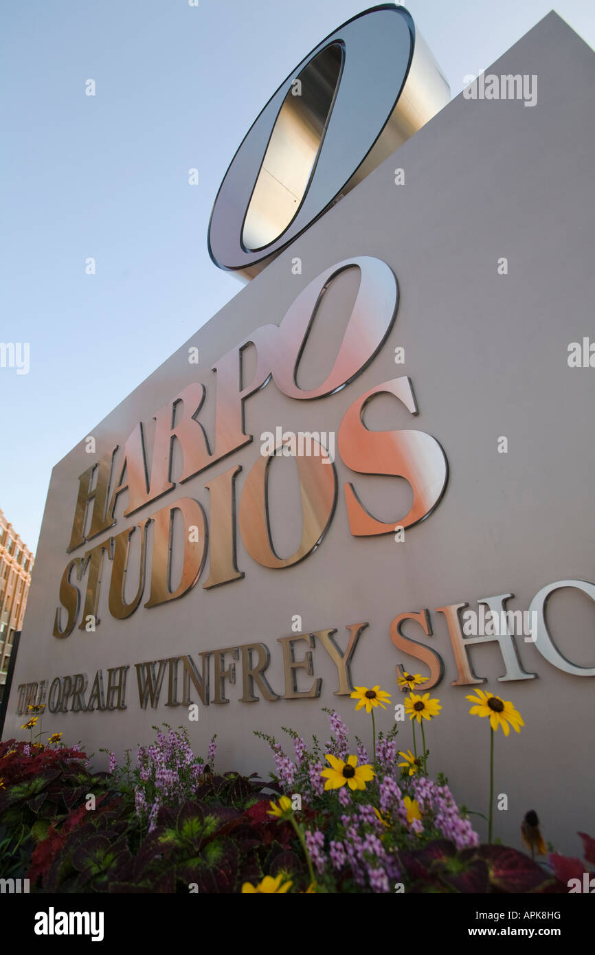 ILLINOIS Chicago fiori accanto al segno per gli Harpo Studios posizione per Oprah Winfrey Show Foto Stock