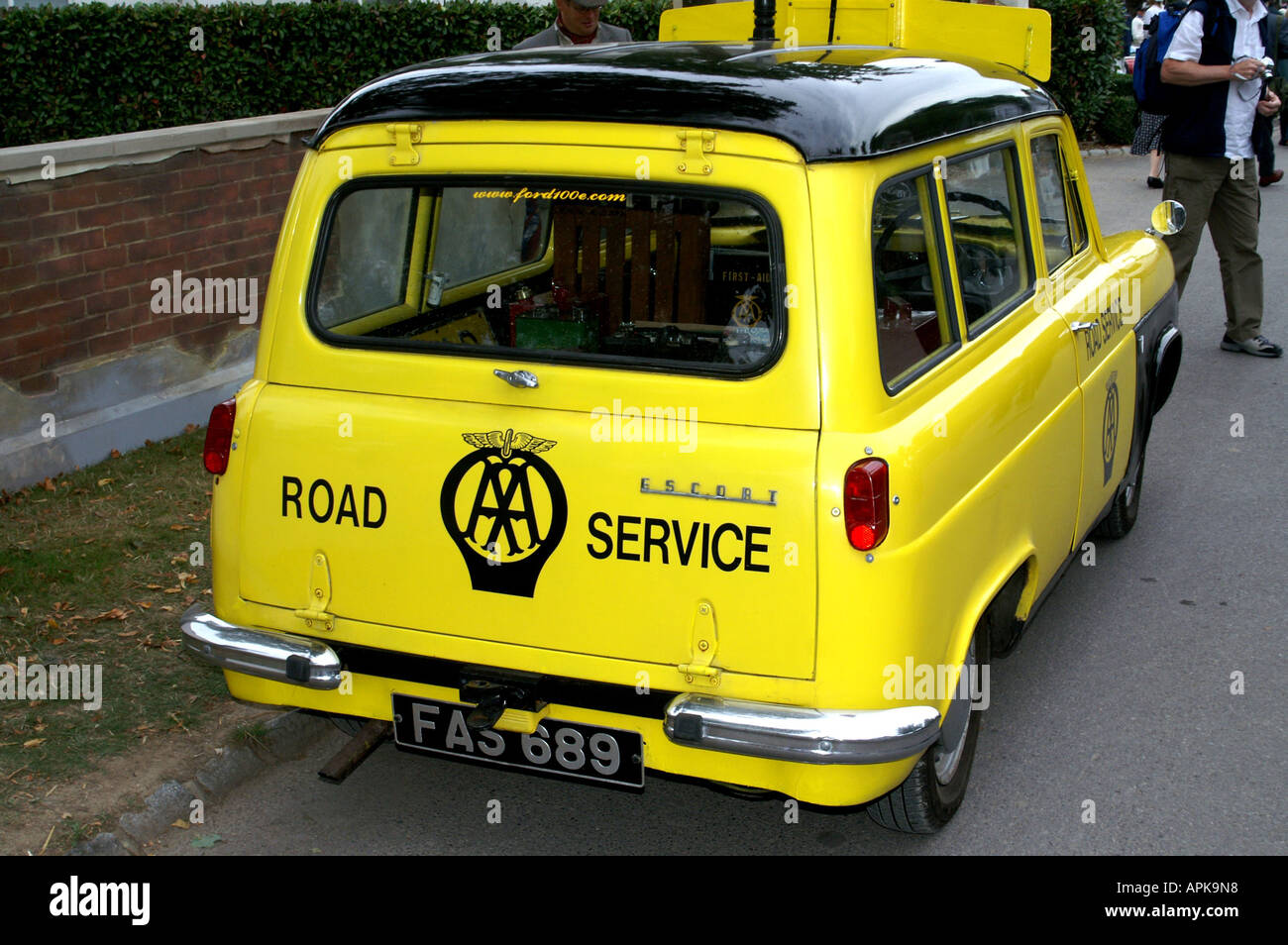 AA strada segno di servizio su Ford Escort van Foto Stock
