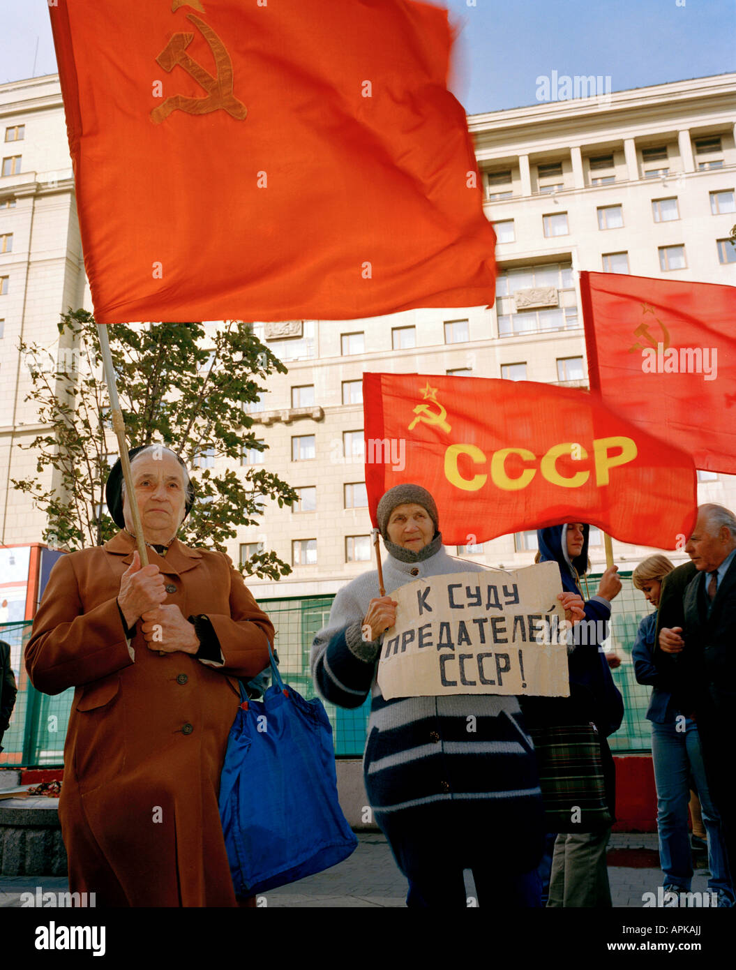 Anziani comunisti ottenere il loro messaggio in corrispondenza di un pro rally comunista tenuto vicino al Cremlino di Mosca. Foto Stock