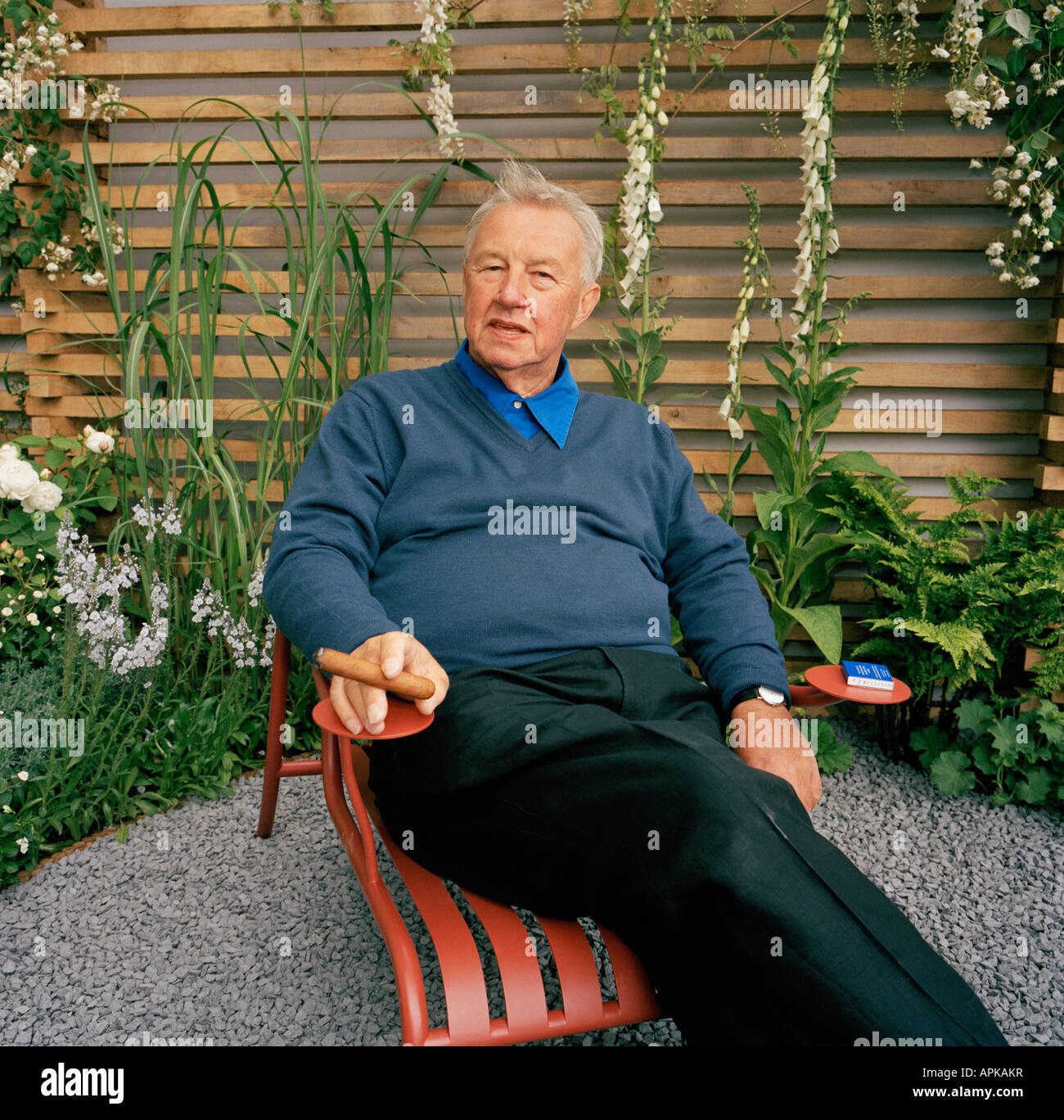 Sir Terence Conran in parte del 'pace' garden ha progettato per il 2005 Chelsea Flower Show. Foto Stock