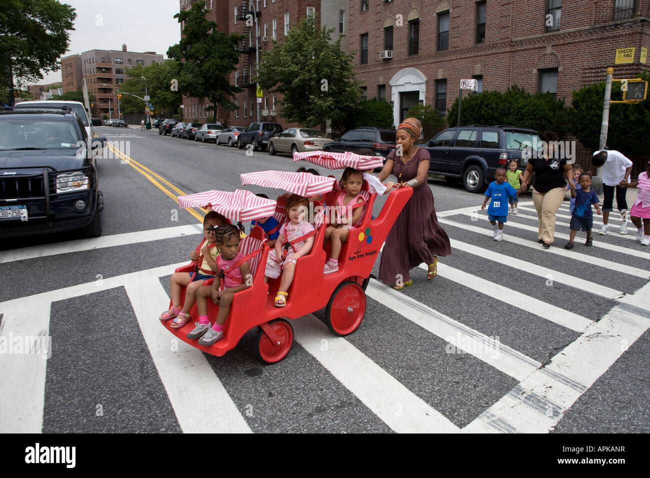La scuola materna di classe per un viaggio ad esplorare il quartiere di Kensington sezione di Brooklyn New York Foto Stock