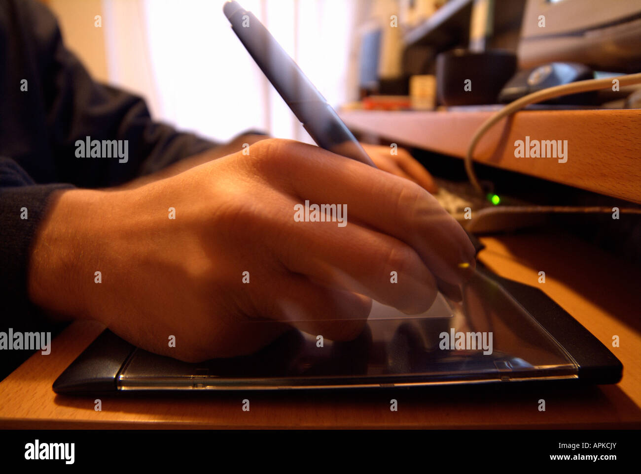 Lavorando su un computer con una grafica di pen tablet Foto Stock