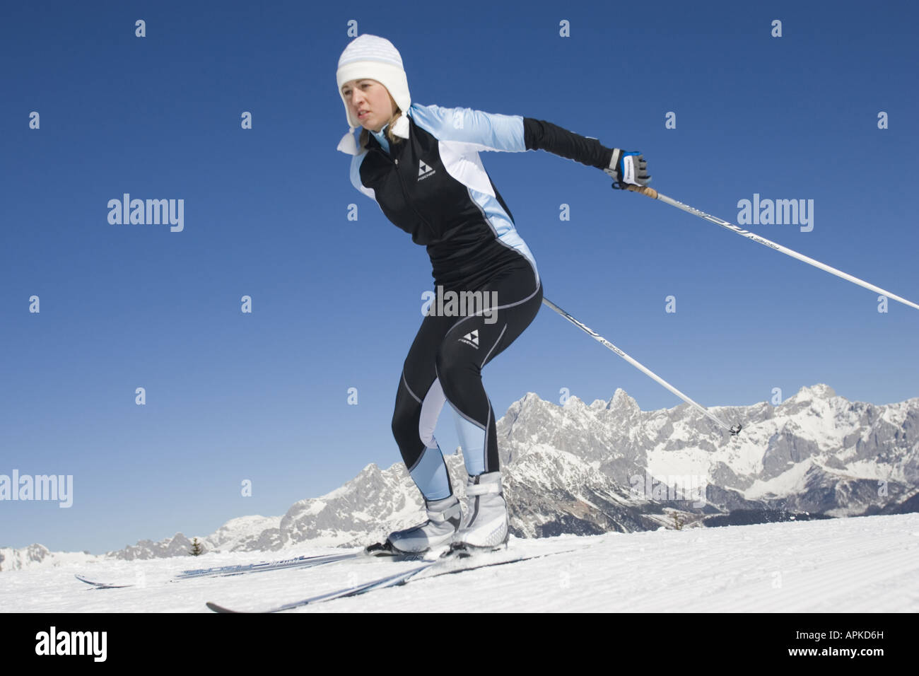 Femmina di cross-country sciatore in azione, Austria Foto Stock