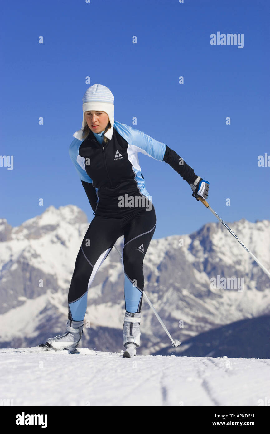 Femmina di cross-country sciatore in azione, Austria Foto Stock