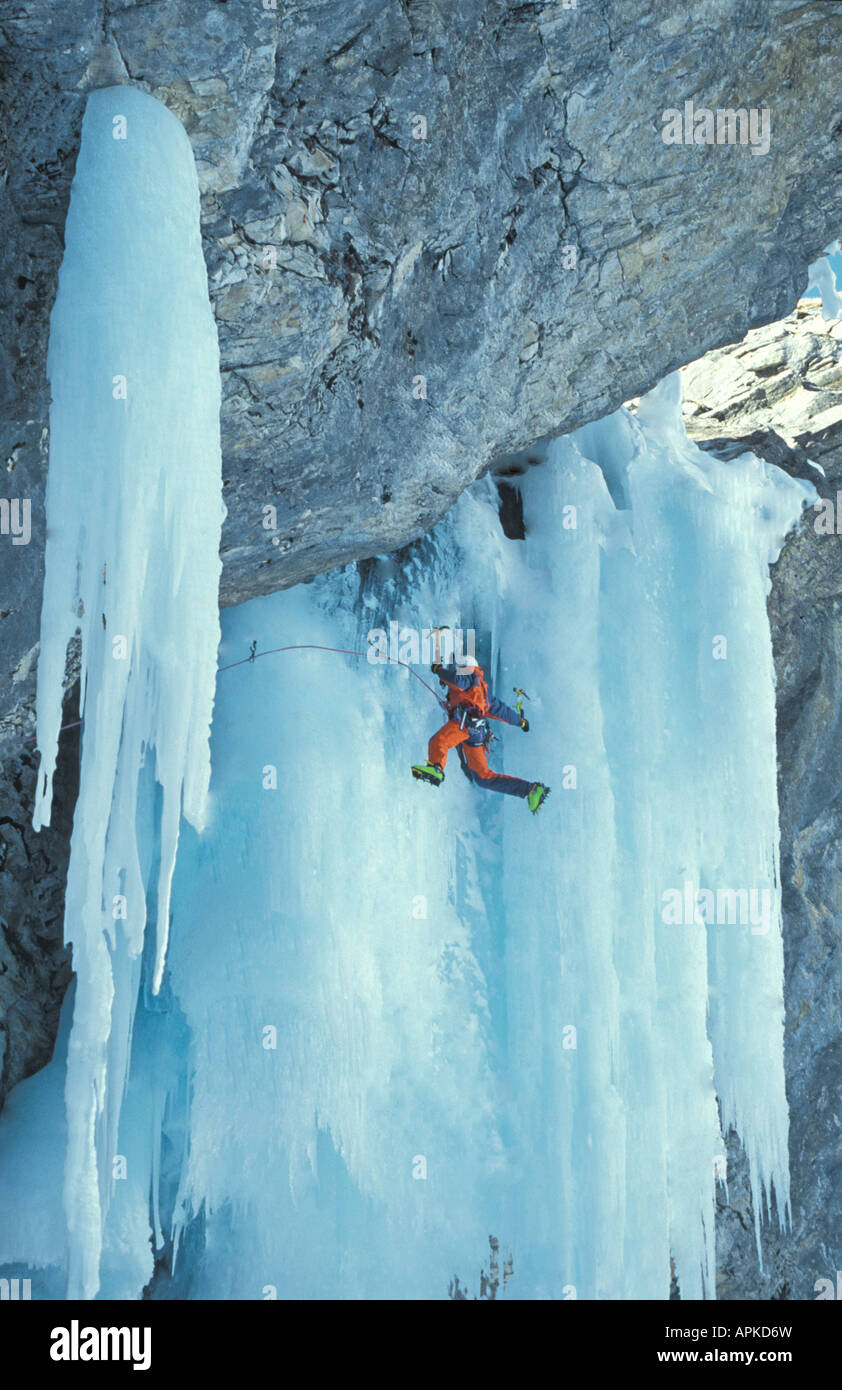 Ice Climber in corrispondenza di una cascata sotto una parete di roccia, Austria, Gasteinertal Foto Stock