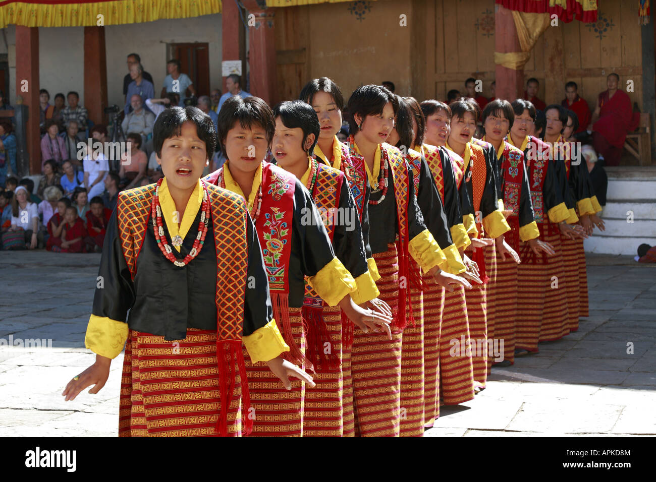 Festival Tsechu Wangdue - danza delle ragazze, Bhutan, Himalaya, Wangdue Phodrang Foto Stock