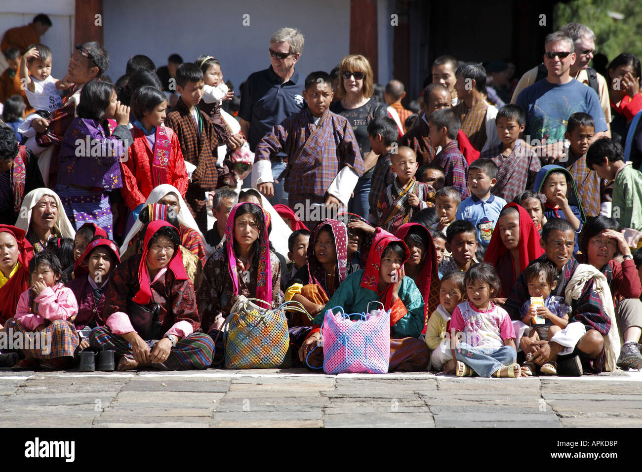 Gli spettatori durante il festival Tsechu Wangdue, Bhutan, Wangdue Phodrang Foto Stock