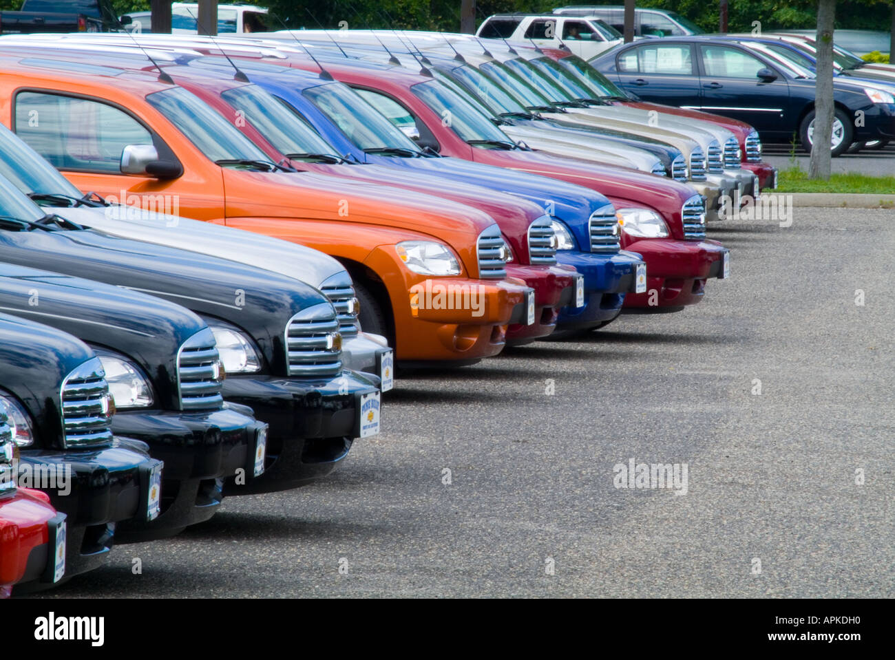 Nuove vetture parcheggiate in concessionaria auto Parcheggio Foto Stock