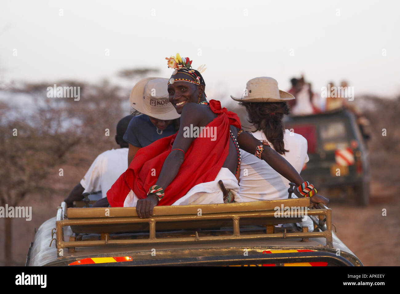 Un Massai in un autobus turistico, Kenya, Samburu riserva nazionale, Isiolo Foto Stock