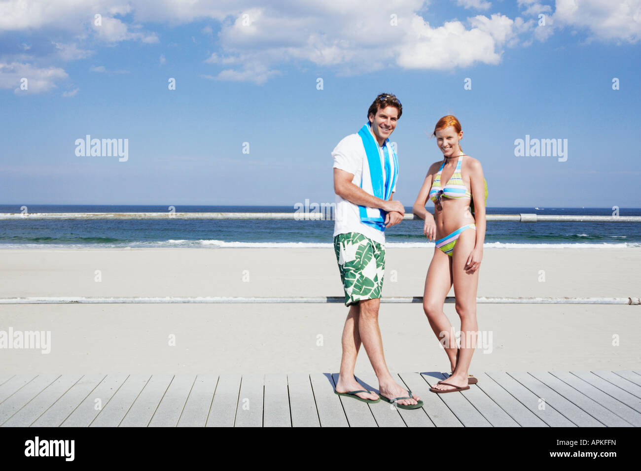Coppia giovane da ringhiere in spiaggia (verticale), Spring Lake, New Jersey, STATI UNITI D'AMERICA Foto Stock