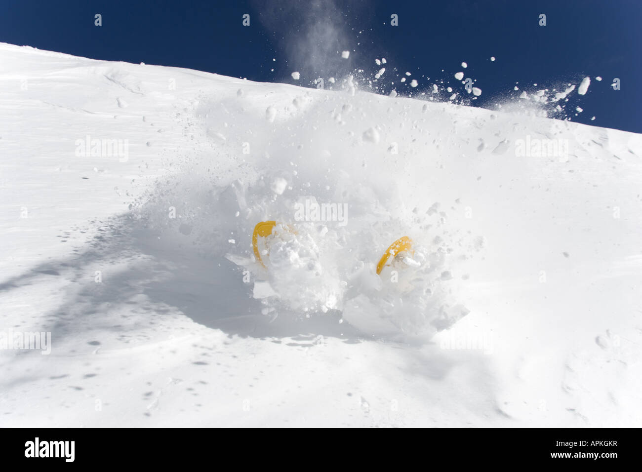 Uomo con le racchette da neve è di cadere nella neve, Austria Foto Stock