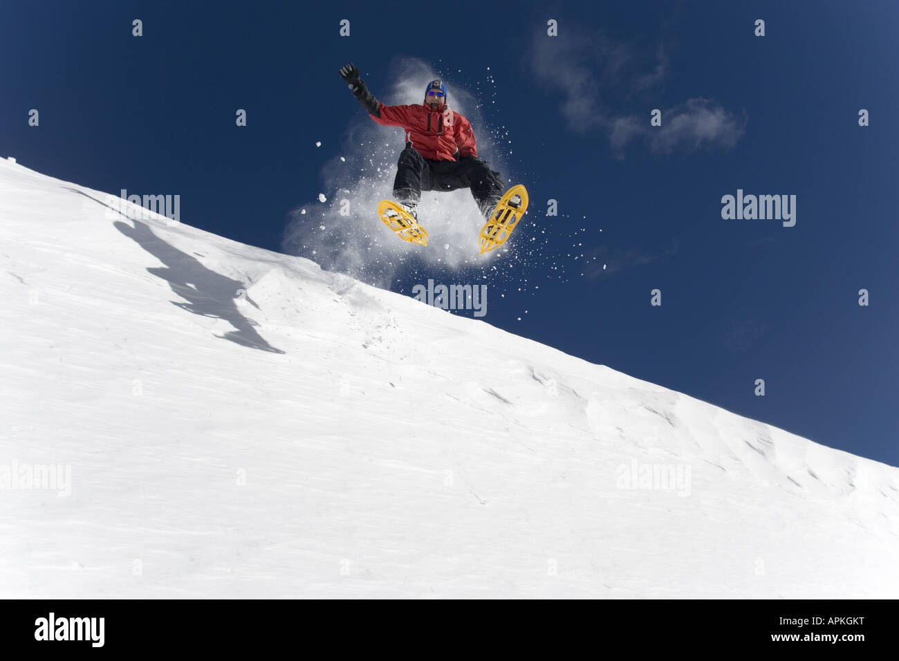Uomo con le racchette da neve jumping, Austria Foto Stock