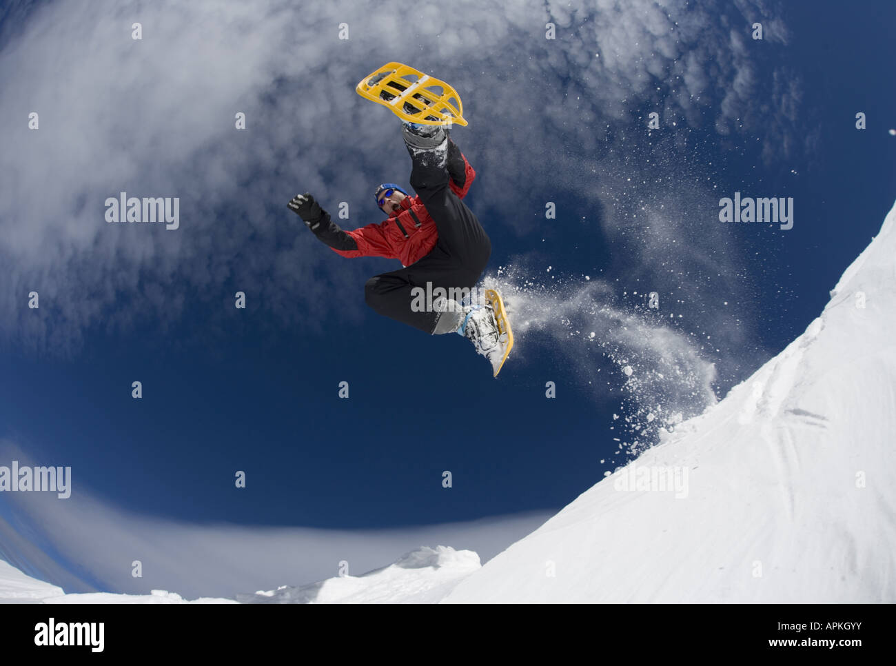 Uomo con le racchette da neve jumping, Austria Foto Stock