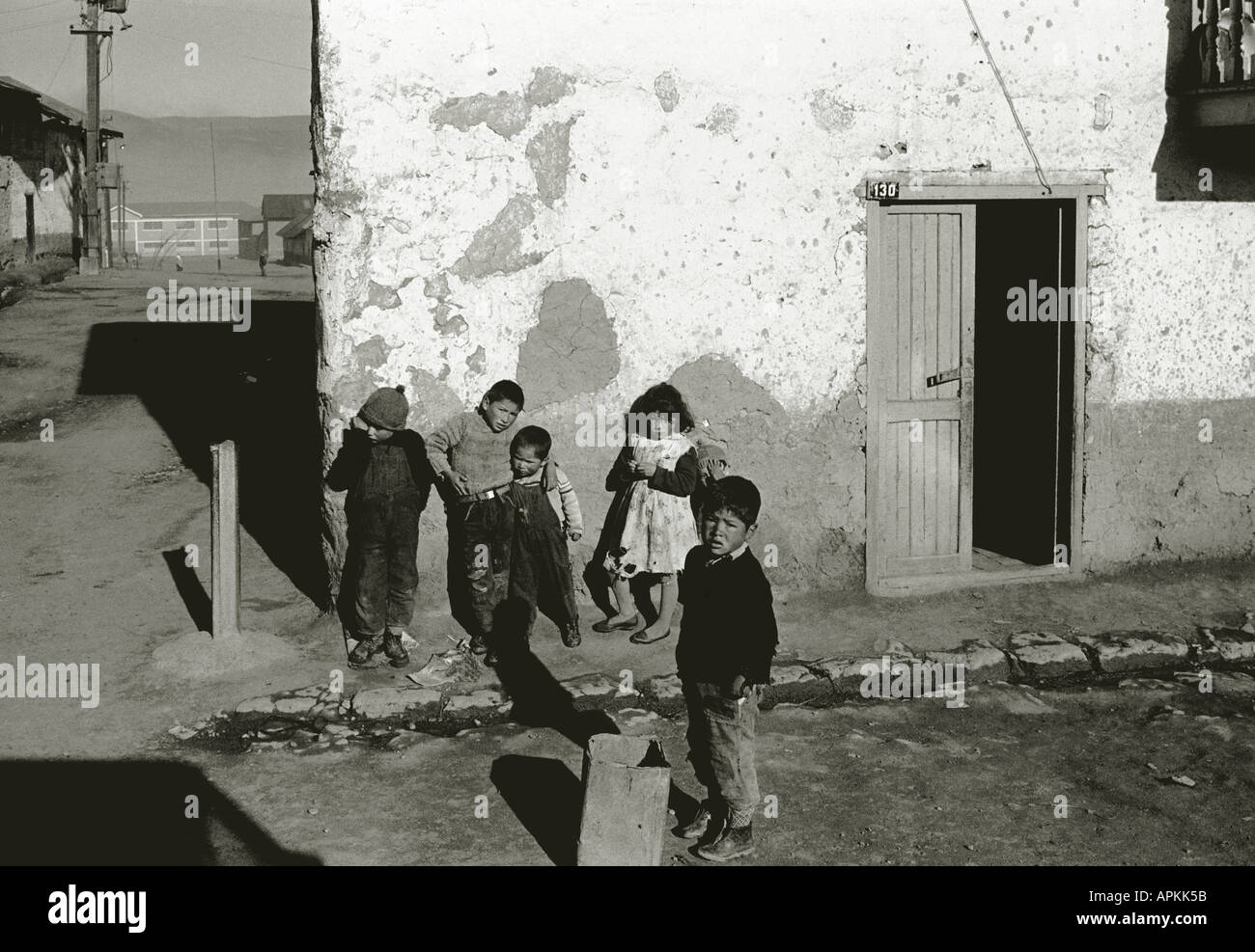 Il Perù di bambini nel tetro città mineraria di La Oroya centrale Ande foto 1970 monocromatico Foto Stock