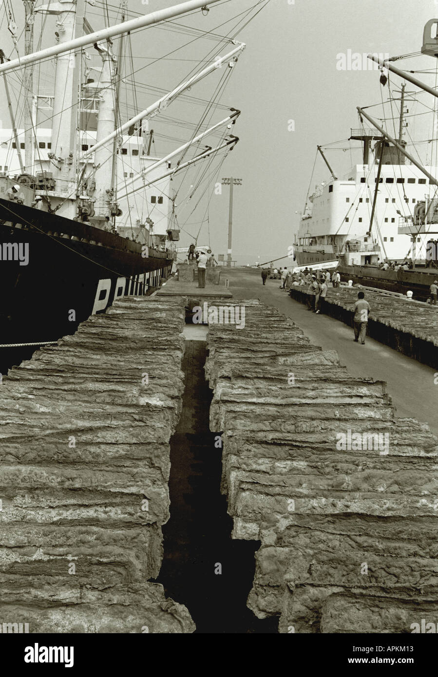Lingotti di rame in attesa di esportazione su Ilo dockside nel sud del Perù 1978 Foto Stock