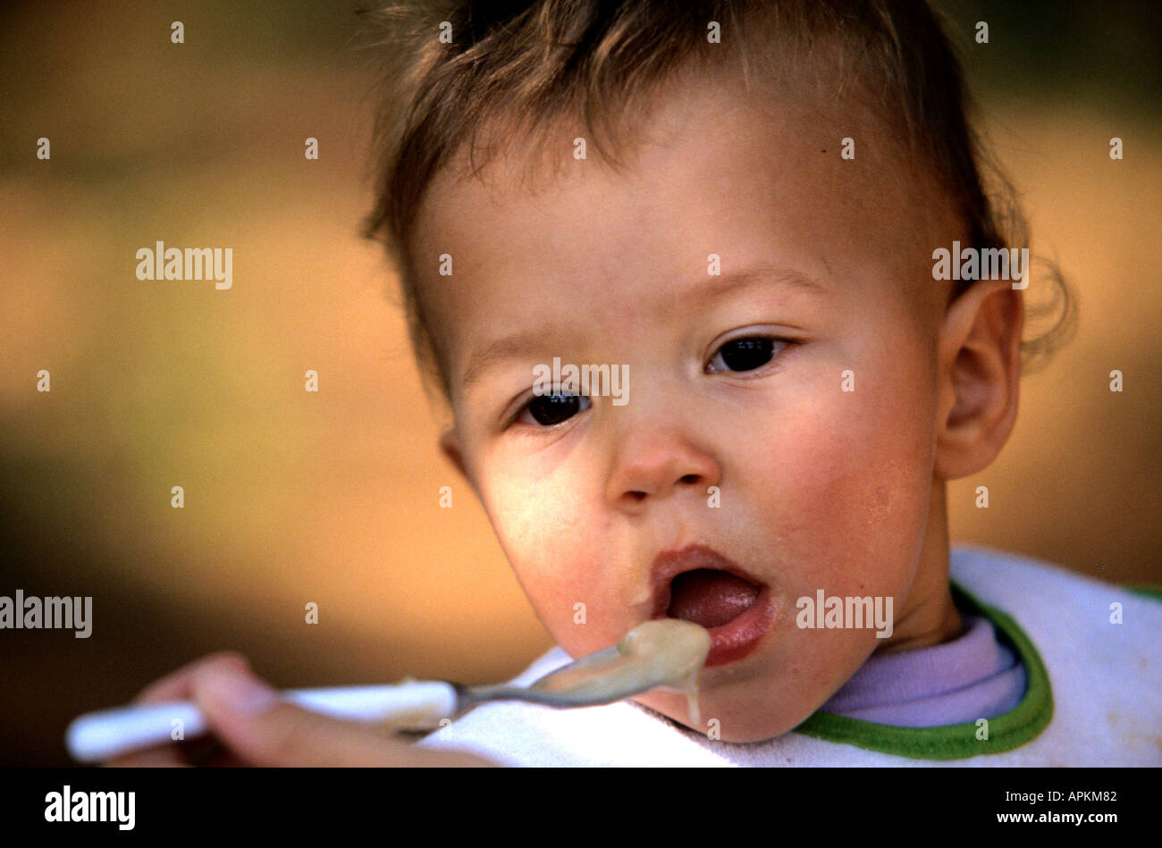 Mangiare ragazzo giovane ragazzo kid bambino futuro cucchiaio di cibo Foto Stock