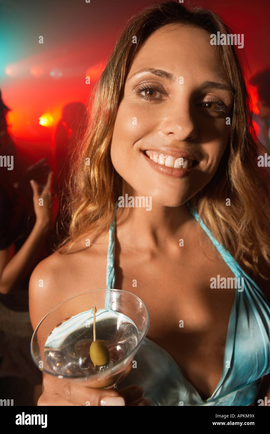 Giovane donna con drink presso la discoteca (verticale). Foto Stock