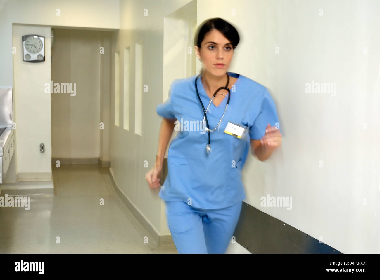 Medico donna in esecuzione attraverso ospedale Foto Stock