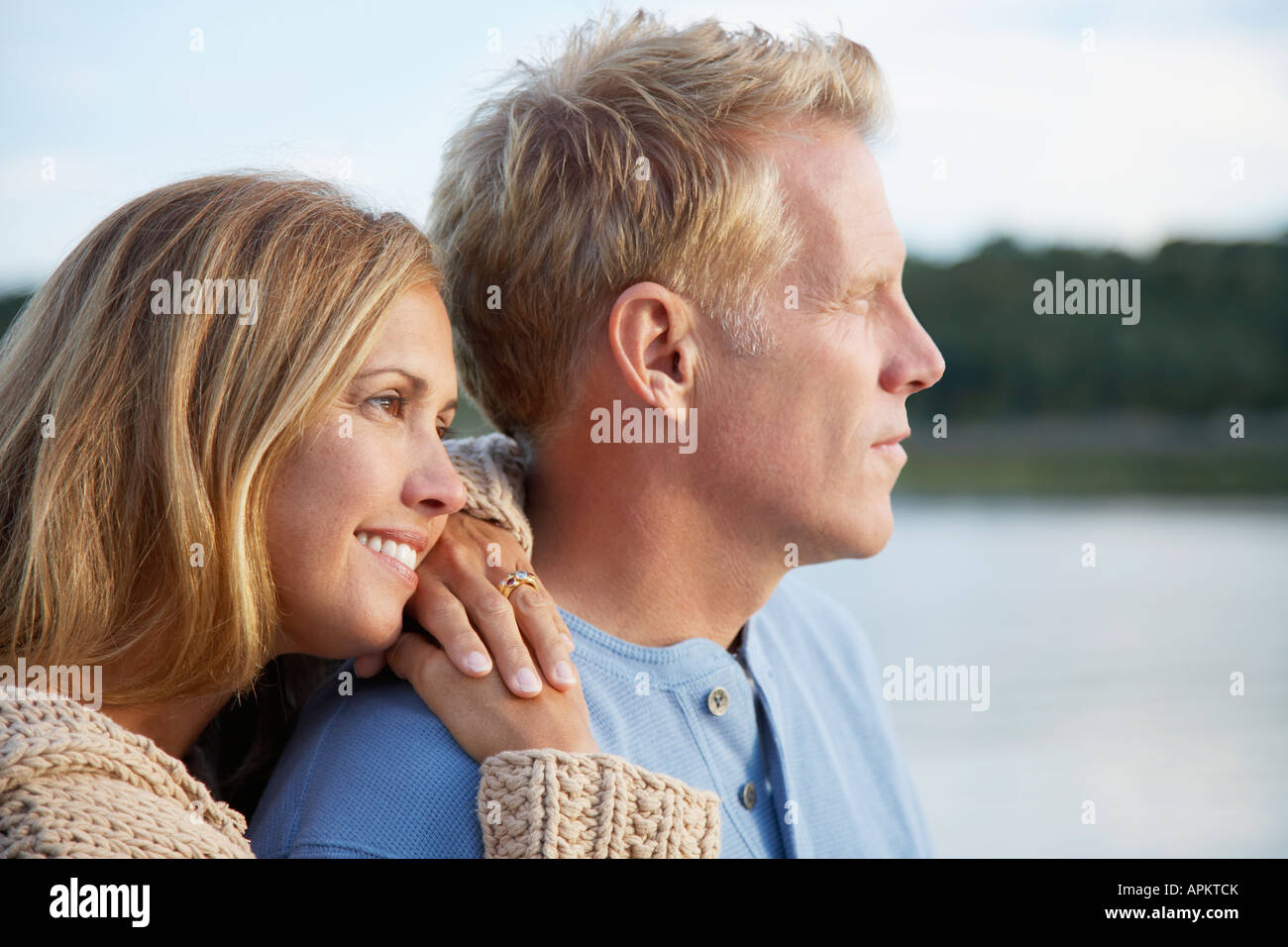 Coppia in cerca in distanza Foto Stock