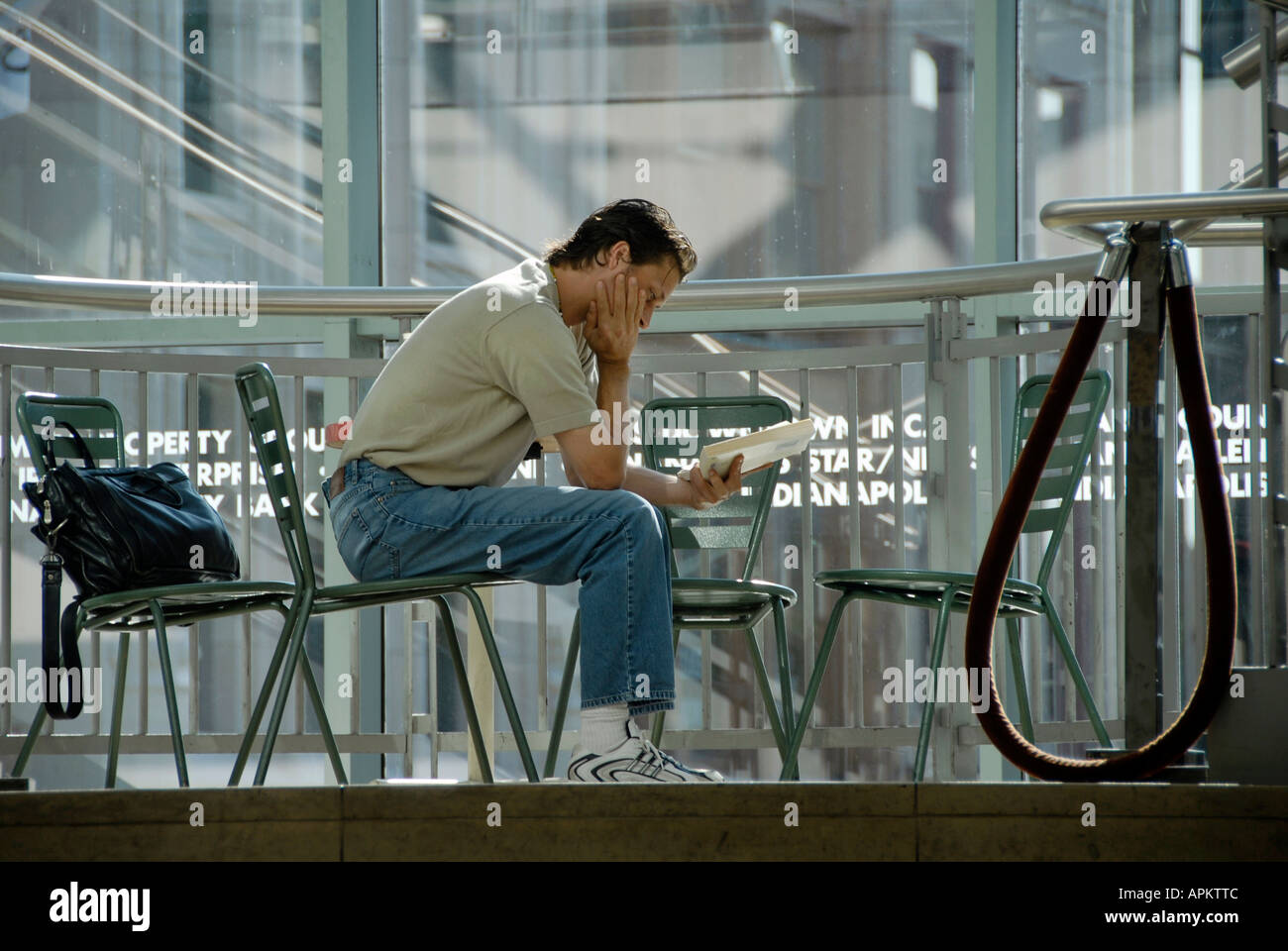 Uomo legge prenota in tempo libero nel centro di Indianapolis in Indiana nel coffee shop Foto Stock