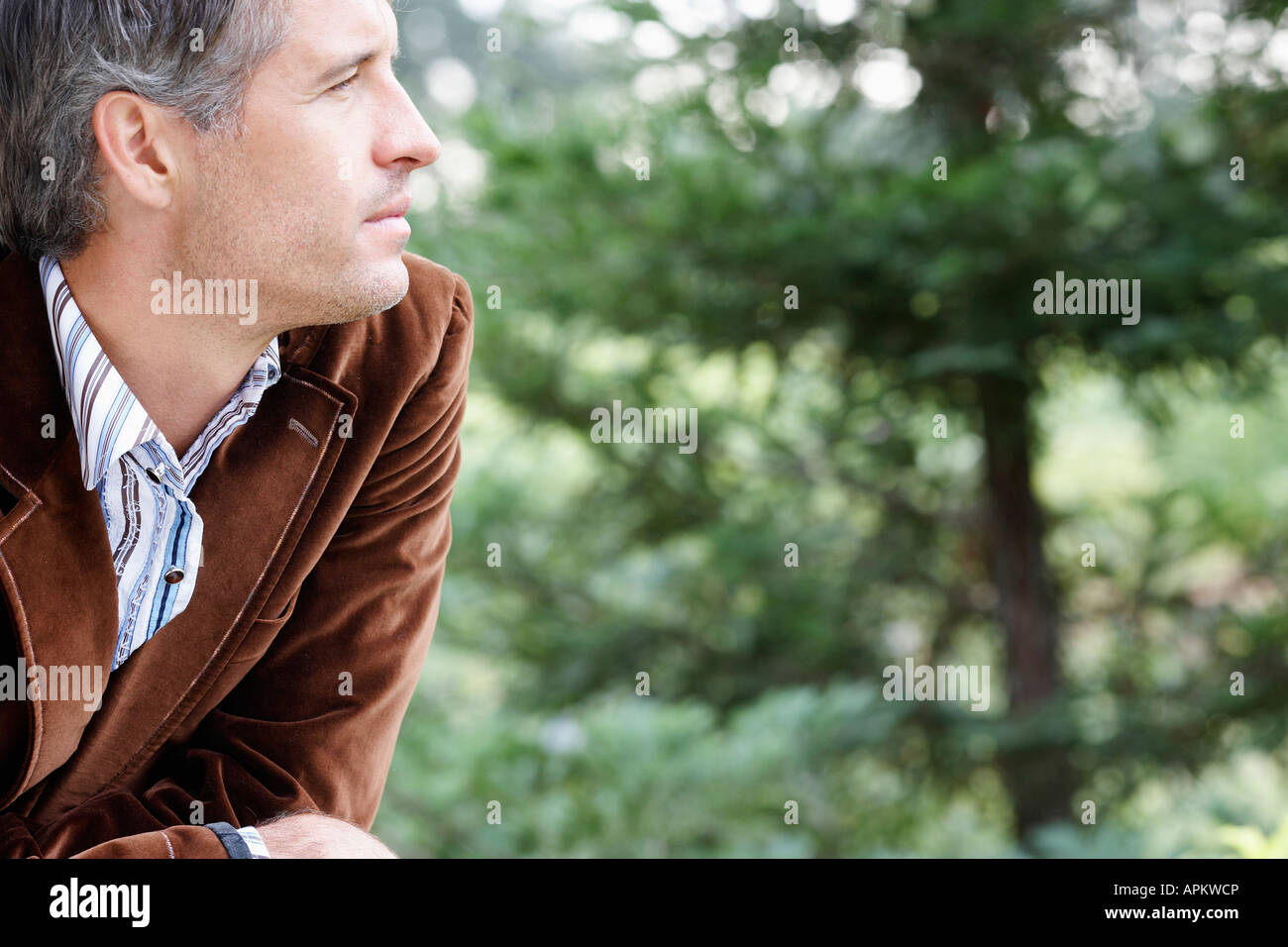 Metà uomo adulto cercando di visualizzare Foto Stock