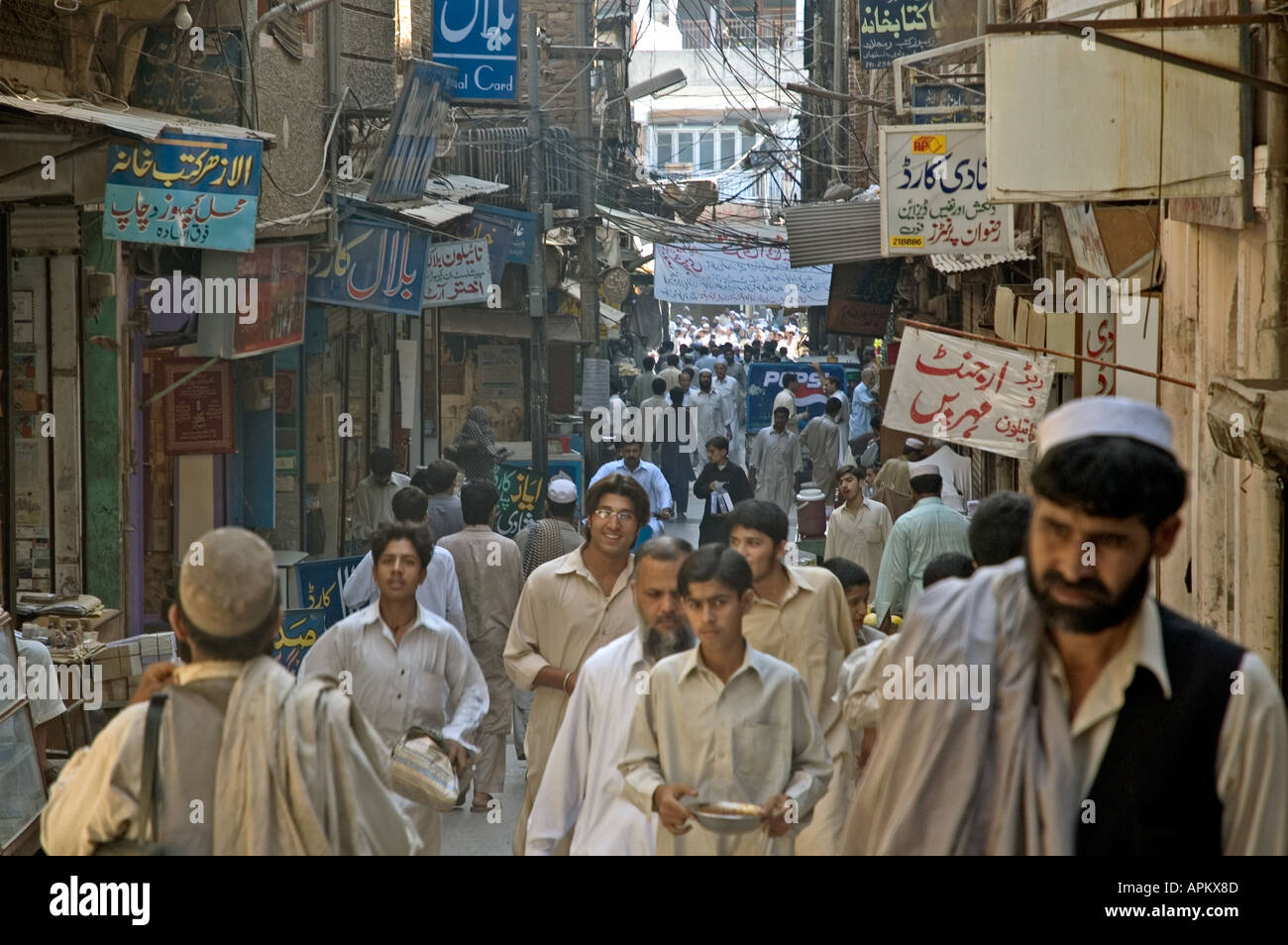 Scena di strada nella città di Peshawar, Pakistan Foto Stock