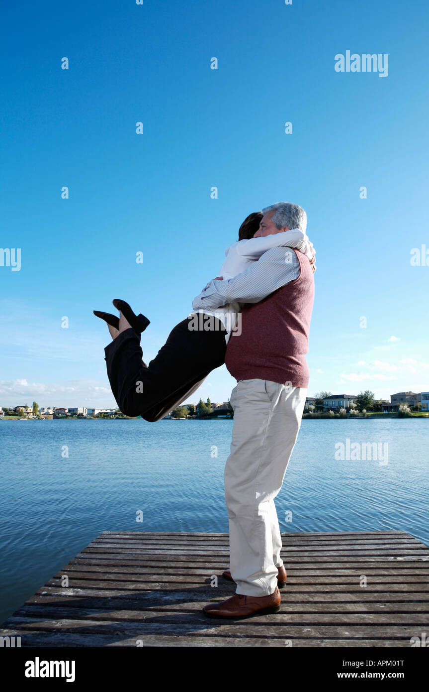 Coppia senior ballando sul ponte Foto Stock