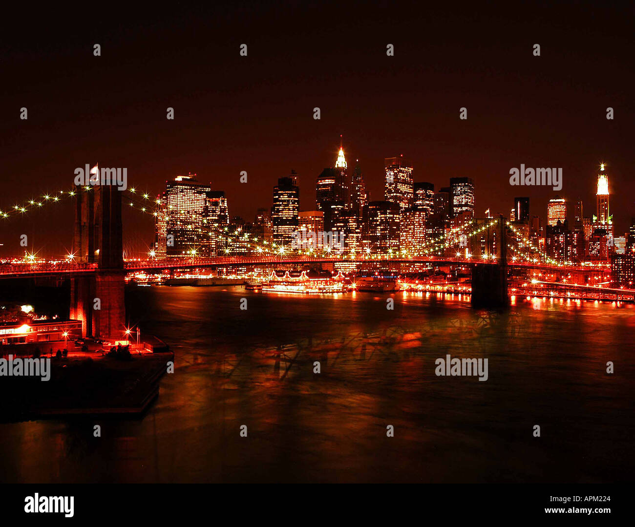 Manhatan inferiore di notte il ponte di Brooklyn a New York City Foto Stock