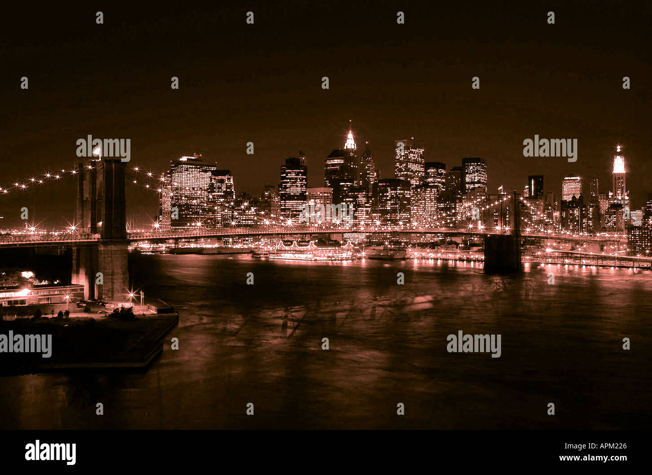 Manhatan inferiore di notte seppia ponte di Brooklyn Foto Stock
