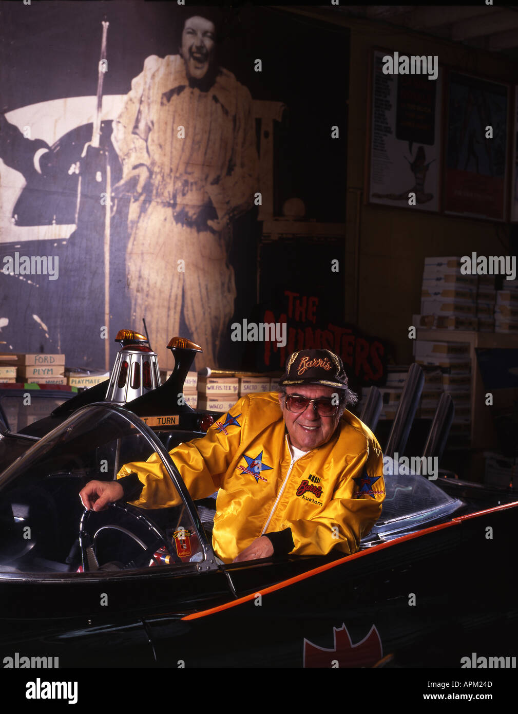 George Barris desighner auto in origional batmobile a sua hollwood studio Foto Stock