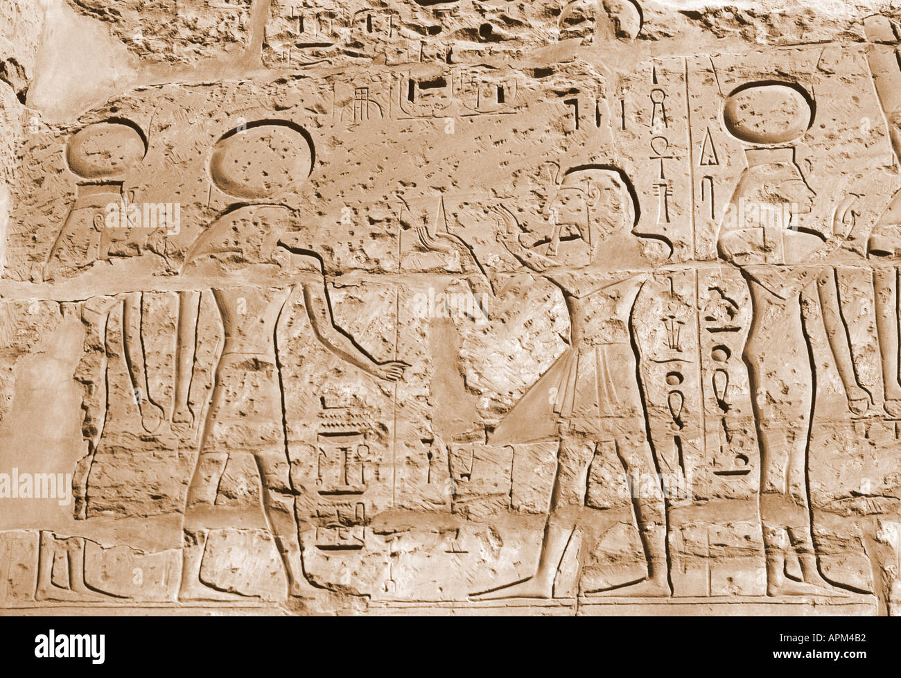 Rilievi sul pilone del Tempio di Karnak Amon Egitto versione monocromatica in seppia Foto Stock