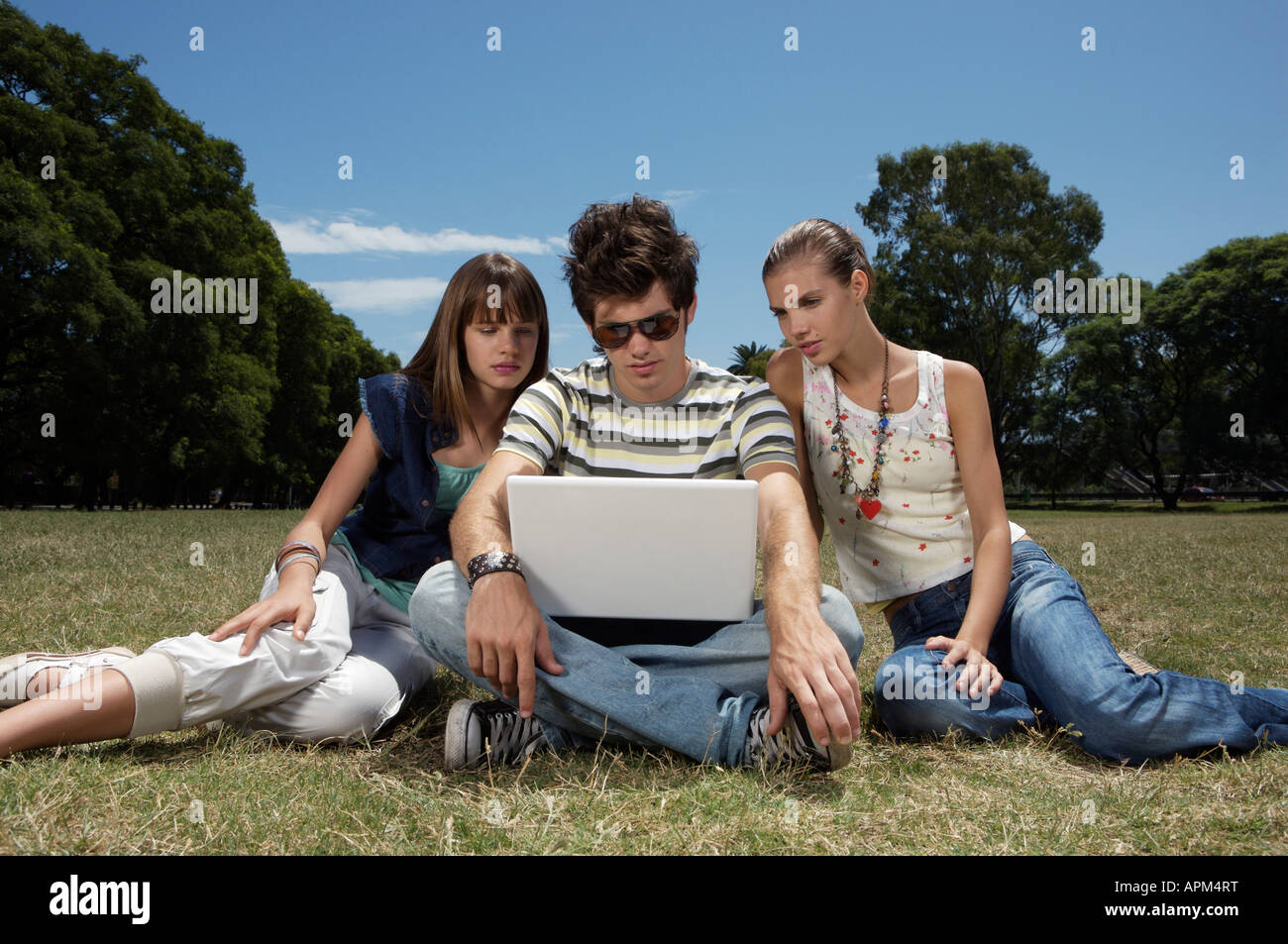 Tre adolescenti con i notebook Foto Stock