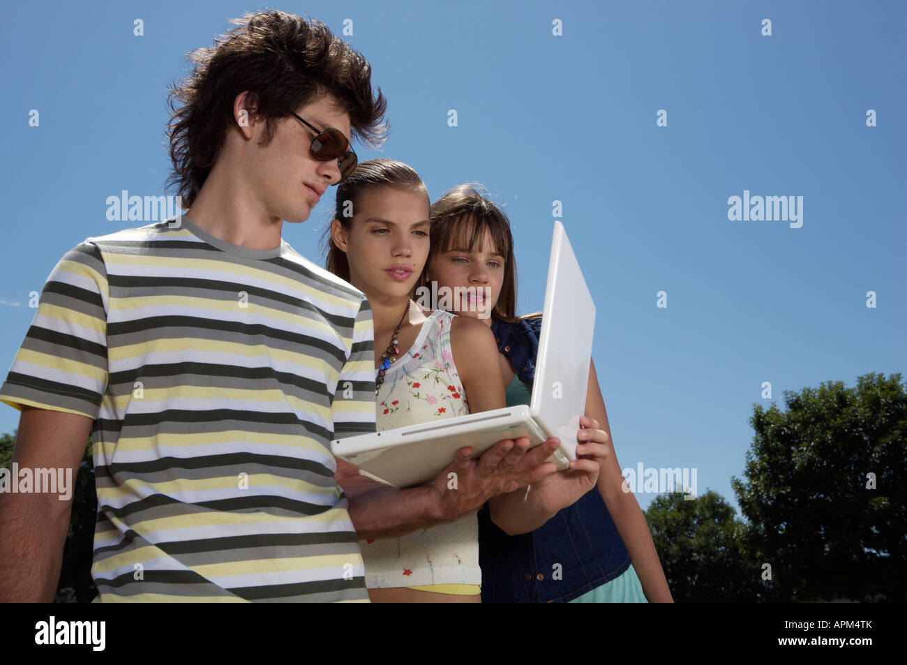 Tre adolescenti con i notebook Foto Stock