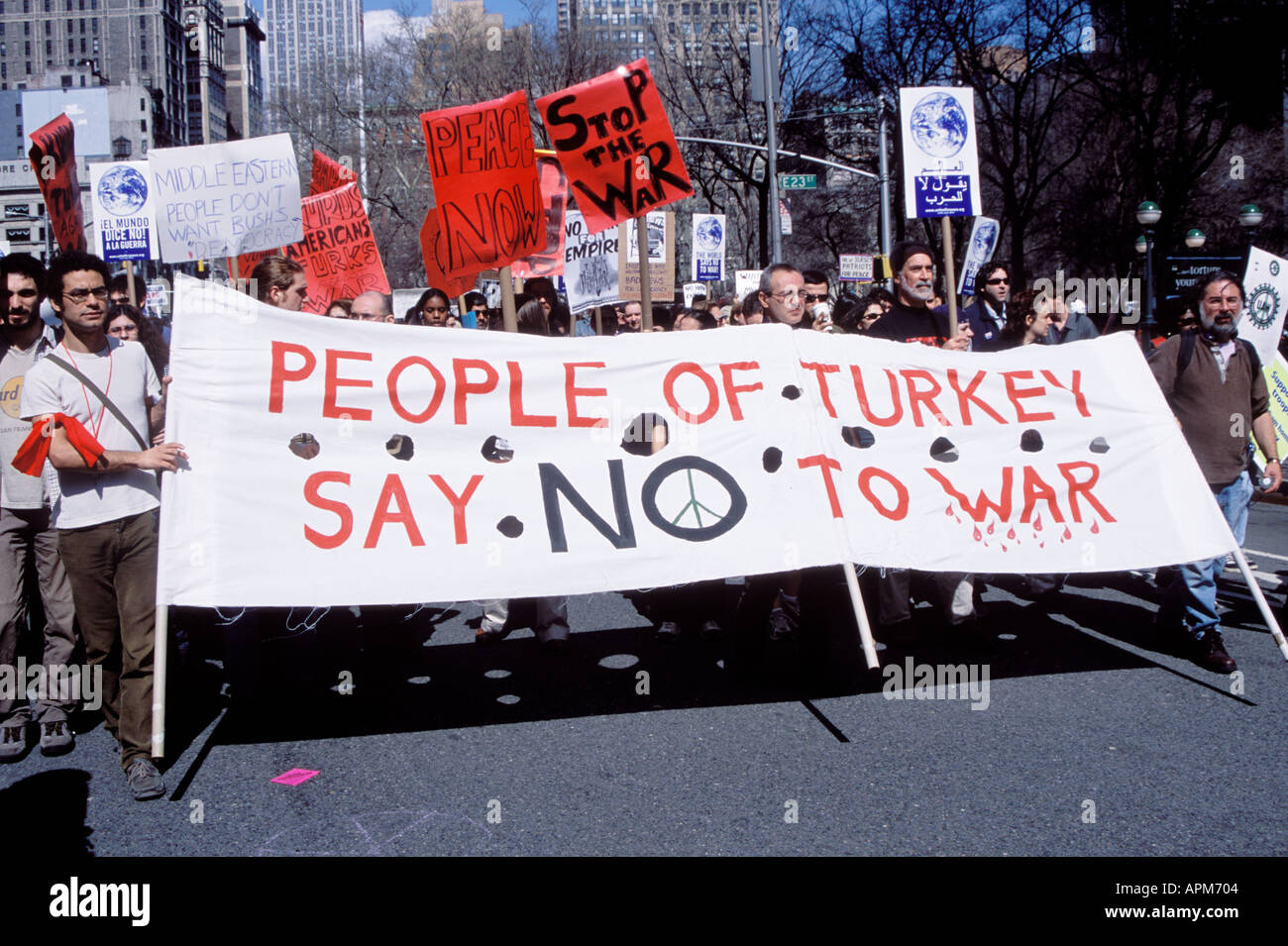 Il popolo della Turchia di dire no alla guerra in Iraq New York City Marzo 2003 Marcia della pace contro la guerra in Iraq USA Foto Stock