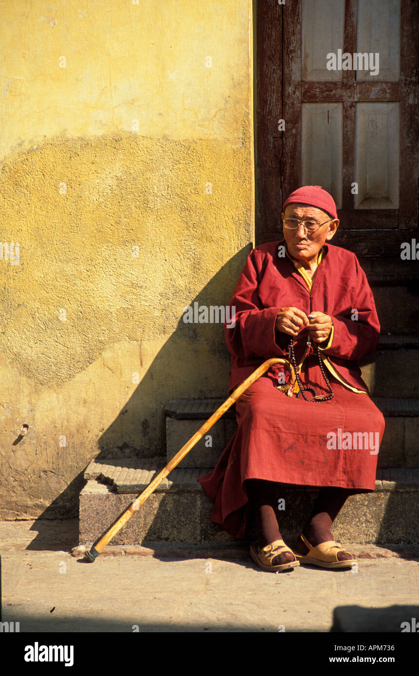 Un monaco buddista seduta Nepal Foto Stock