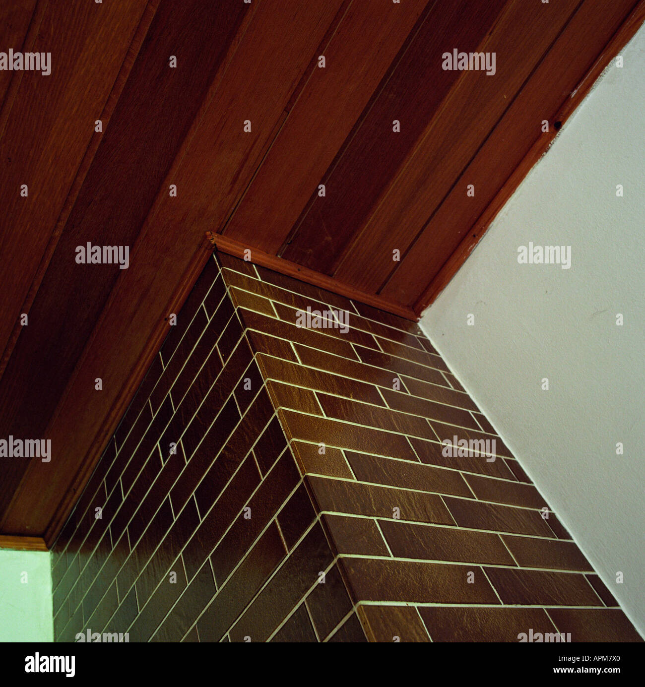 Soffitto in legno e a basso angolo di visione Foto Stock