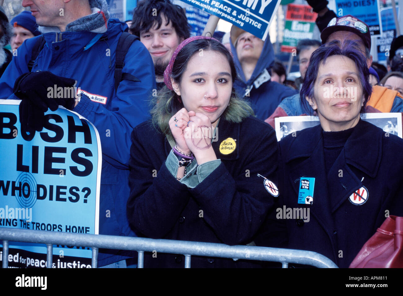 Un giovane protestor Ispanica per la pace e contro la guerra in Iraq giornata di azione globale 2004 New York City USA Foto Stock
