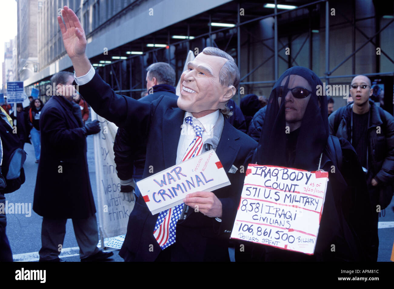I manifestanti vestiti come Bush e un soldato s vedova giornata di azione globale 2004 New York City USA Foto Stock