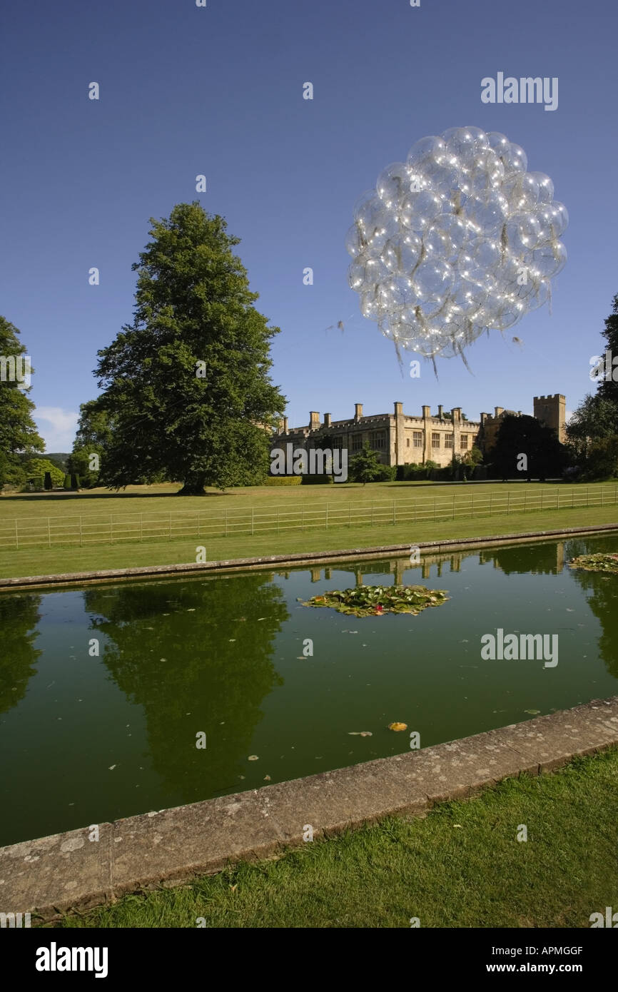 Station wagon motivi del Castello di Sudeley winchcombe cotswolds gloucestershire Inghilterra lago artwork è volare giardino 2006 da Thomas Foto Stock