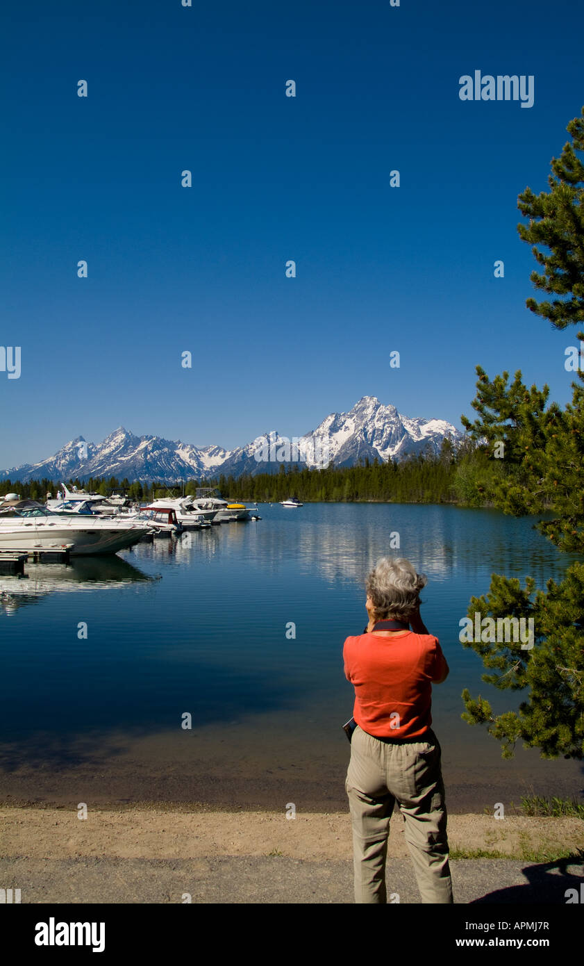 Senior pensionati donna di scattare le foto della marina presso il lago di Grand Tetons vicino a Jackson Wyoming nel Parco Nazionale USA Foto Stock