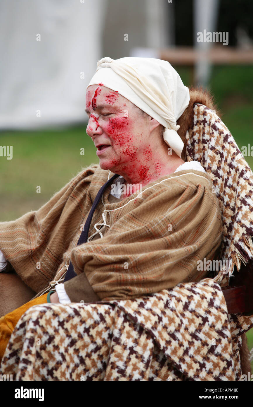 Un ferito cercando lady nel XVII secolo costume come parte di una rievocazione storica dal Nodo sigillato la società nel Cheshire Engl Foto Stock