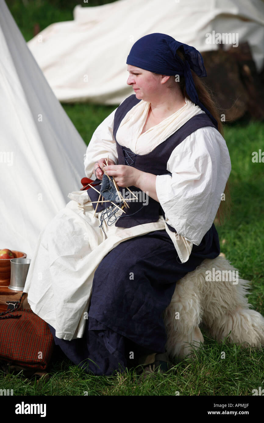 Una signora nel XVII secolo costume come parte di una rievocazione storica dal Nodo sigillato la società in Cheshire England Foto Stock