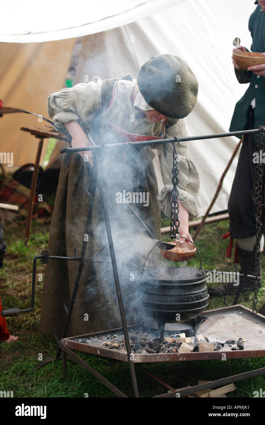 Una signora nel XVII secolo costume di brodo di cottura come parte di una rievocazione storica dal Nodo sigillato la società in Cheshire England Foto Stock