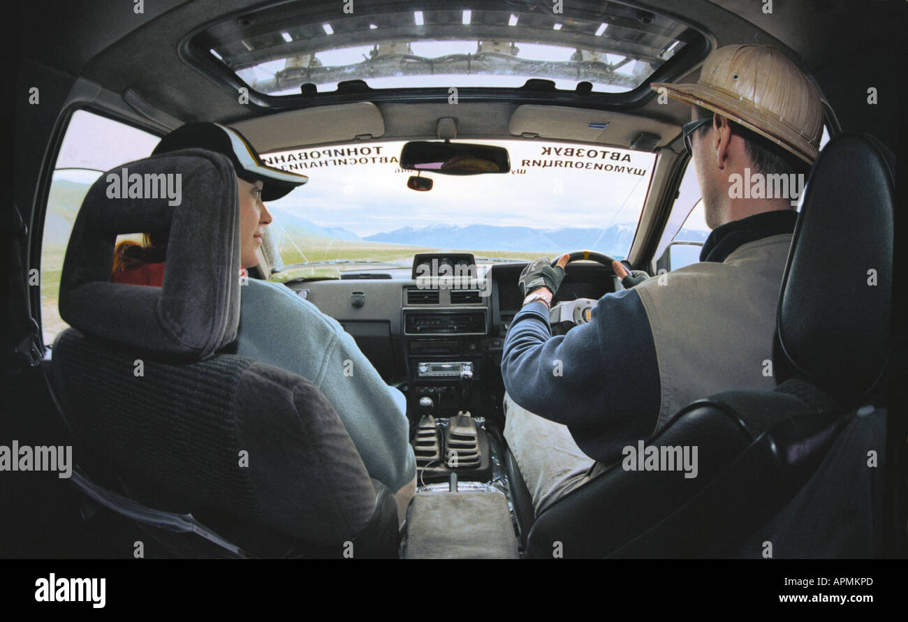 L uomo e la donna dentro il veicolo fuoristrada Nissan Terrano. Altai. La Siberia. La Russia Foto Stock