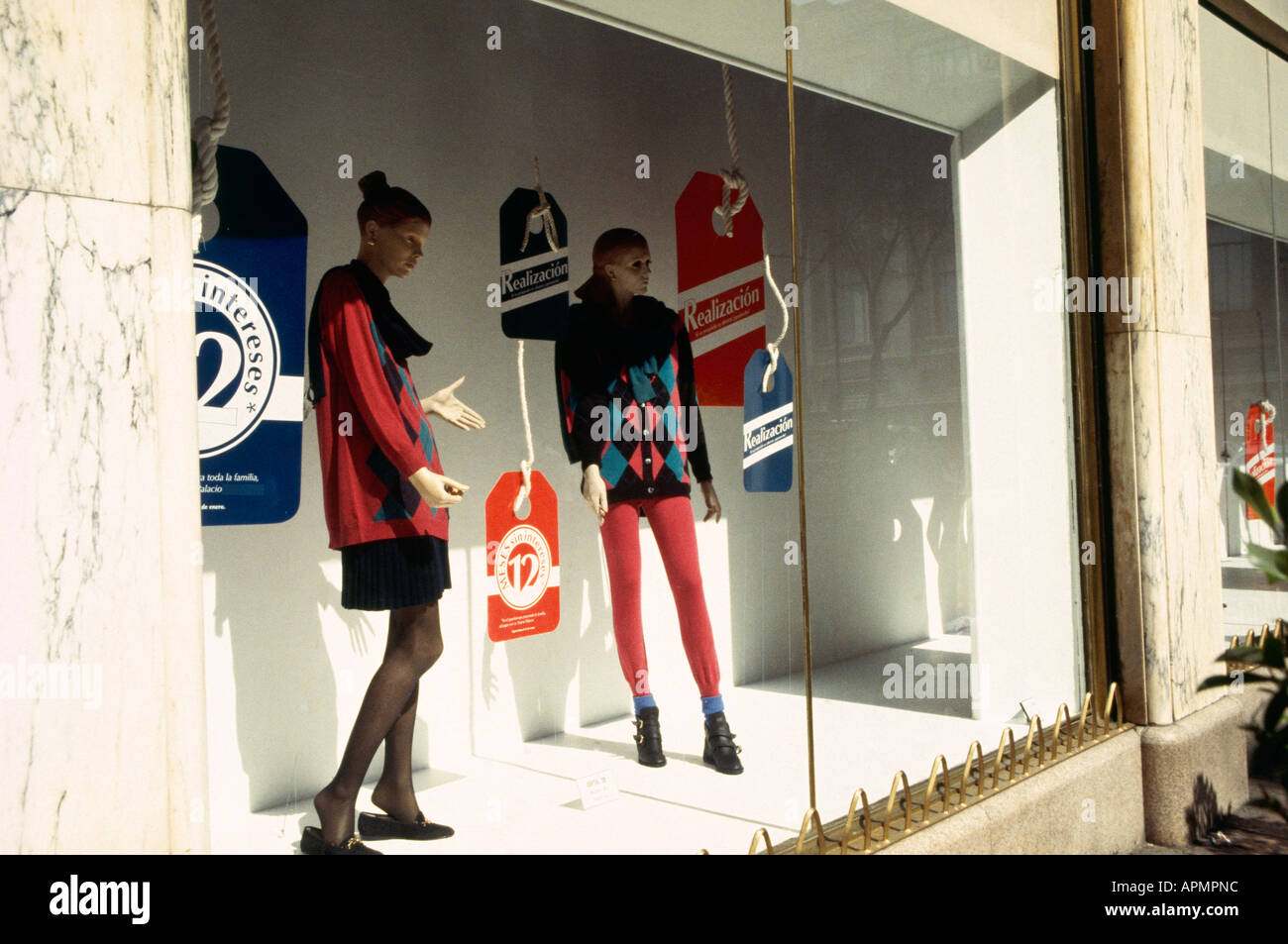 Abiti firmati in una vedova di display del Palacio de Hierro shop in Città del Messico Foto Stock