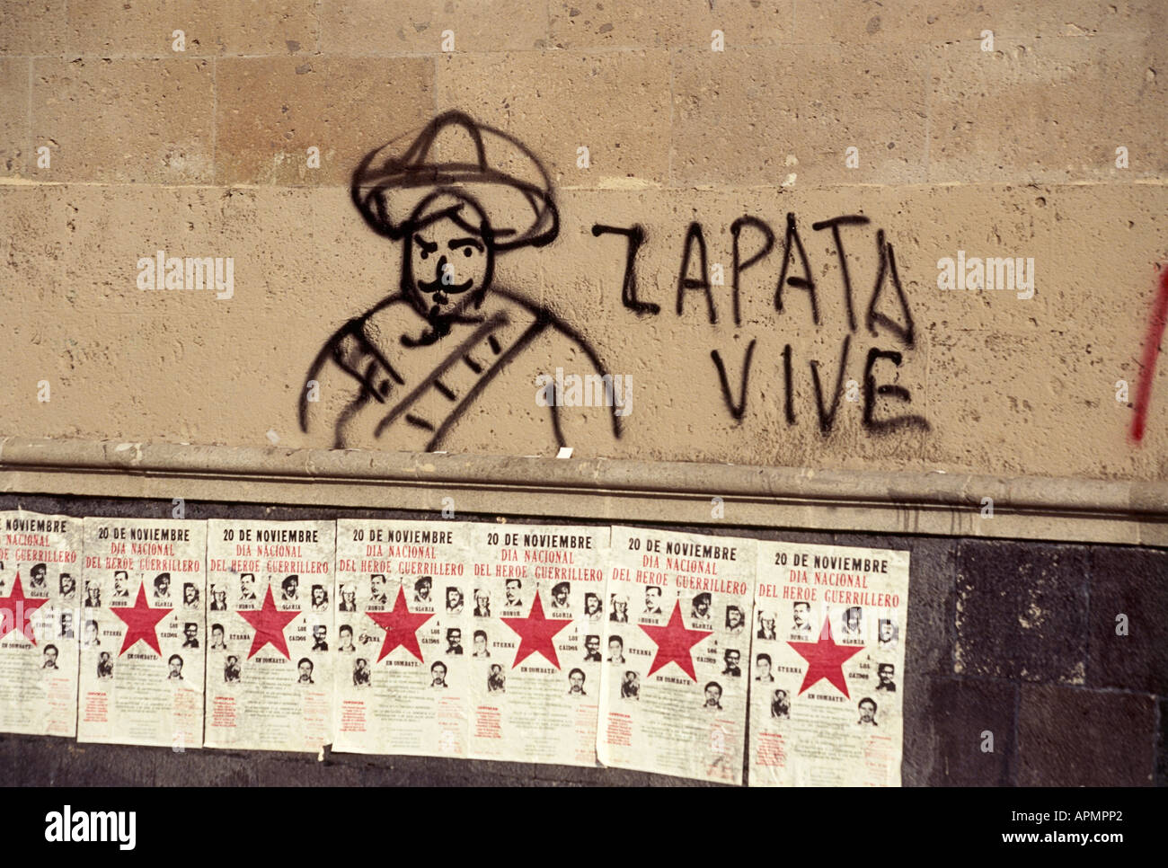 Un schizzo grezzo e slogan politici riferendosi al sud del rivoluzionario Emiliano Zapata scrawled sulle pareti della Città del Messico s palazzo nazionale Foto Stock Un schizzo grezzo e slogan politici riferendosi al sud del rivoluzionario Emiliano Zapata scrawled sulle pareti della Città del Messico s palazzo nazionale Foto Stock